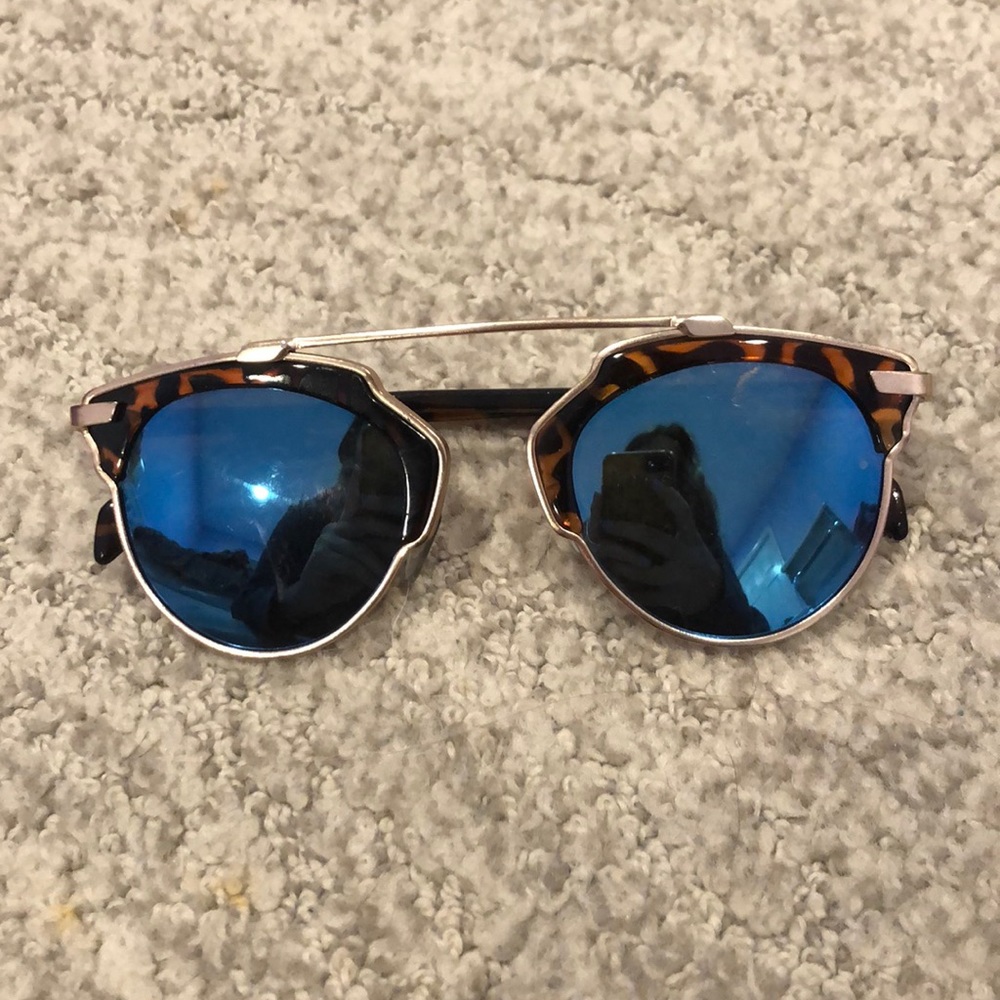 Blue reflective sunglasses with cheetah print